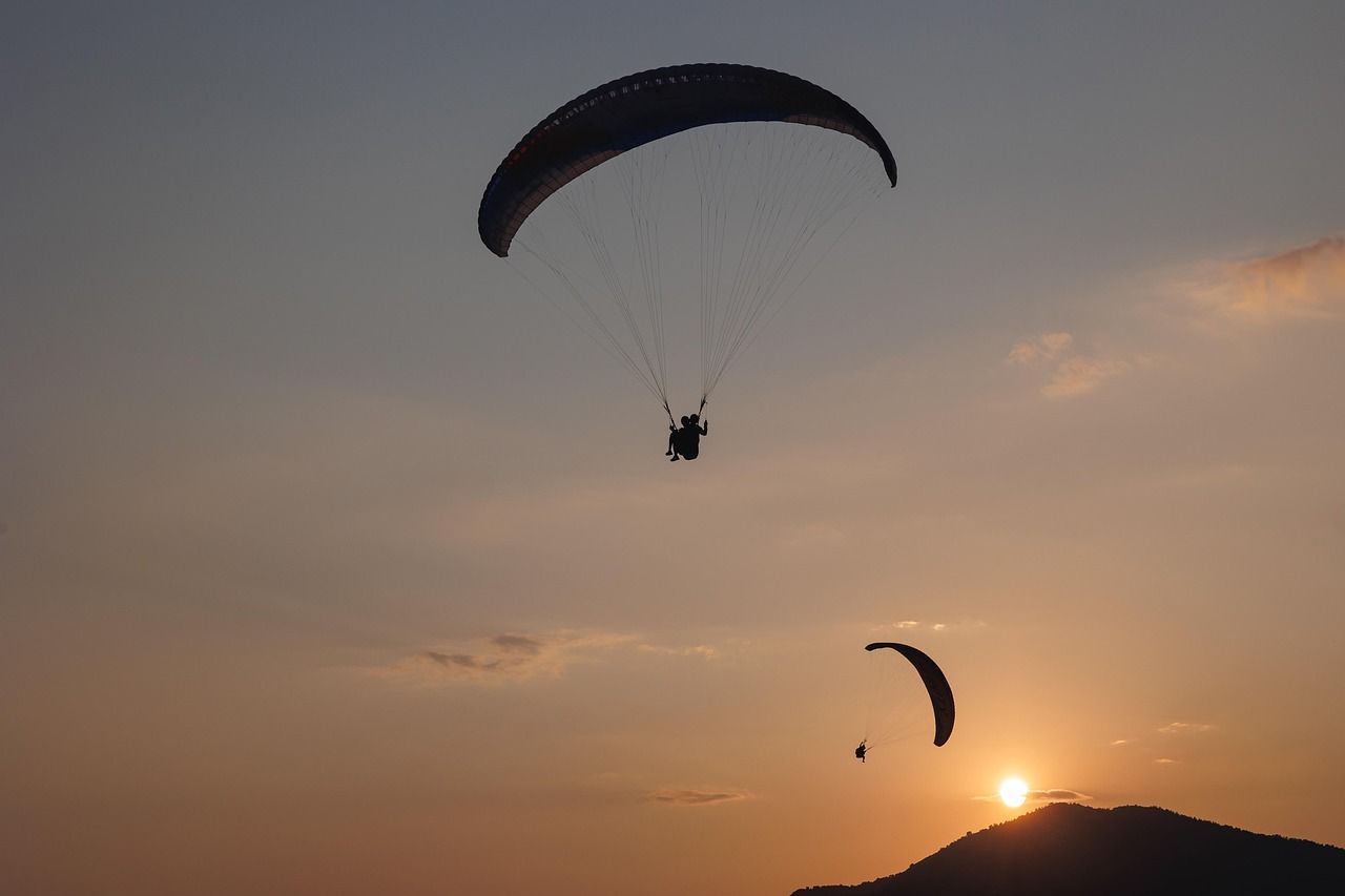 découvrez l'adrénaline et la beauté des paysages en pratiquant le parapente. volez au-dessus des montagnes et des vallées, vivez une expérience inoubliable et apprenez les techniques de vol avec des professionnels passionnés.