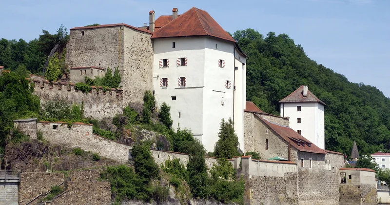 Dormir au château de Labro : chambres, cabane, et spa