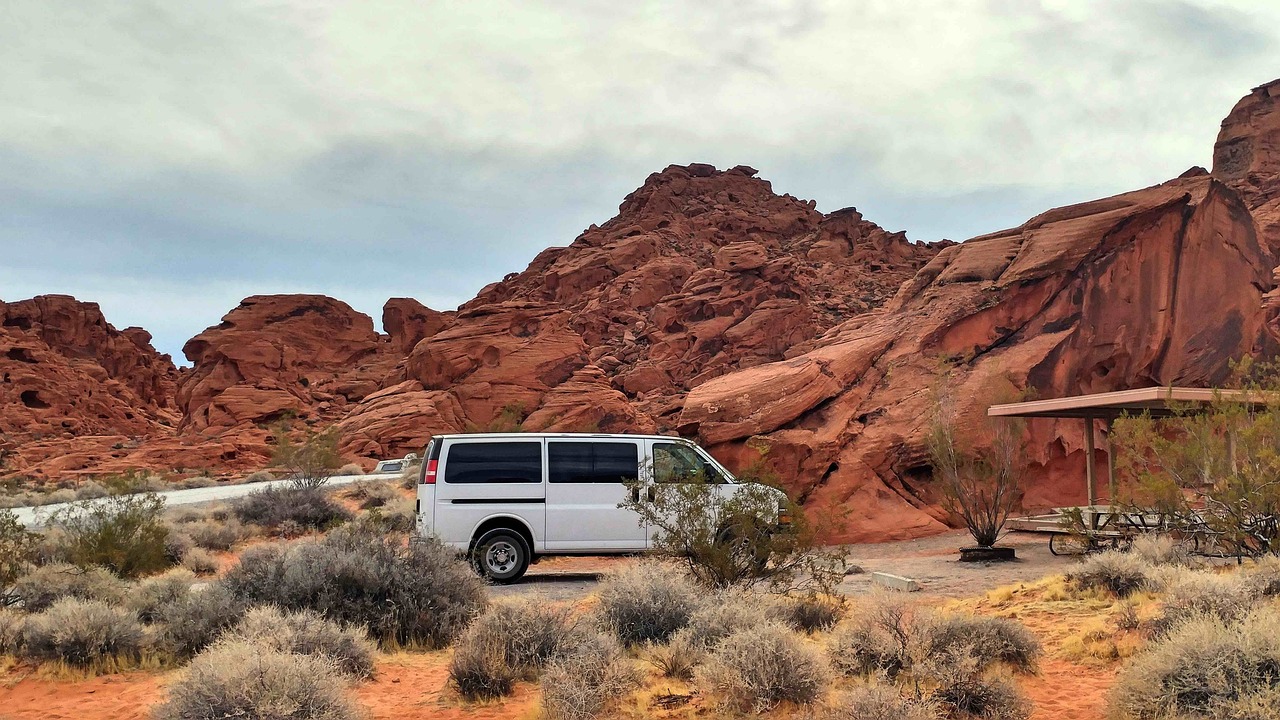 découvrez la liberté de voyager en campervan ! explorez des paysages à couper le souffle tout en profitant du confort de votre propre maison sur roues. que ce soit pour un week-end ou un road-trip, le campervan vous offre une aventure unique et mémorable.