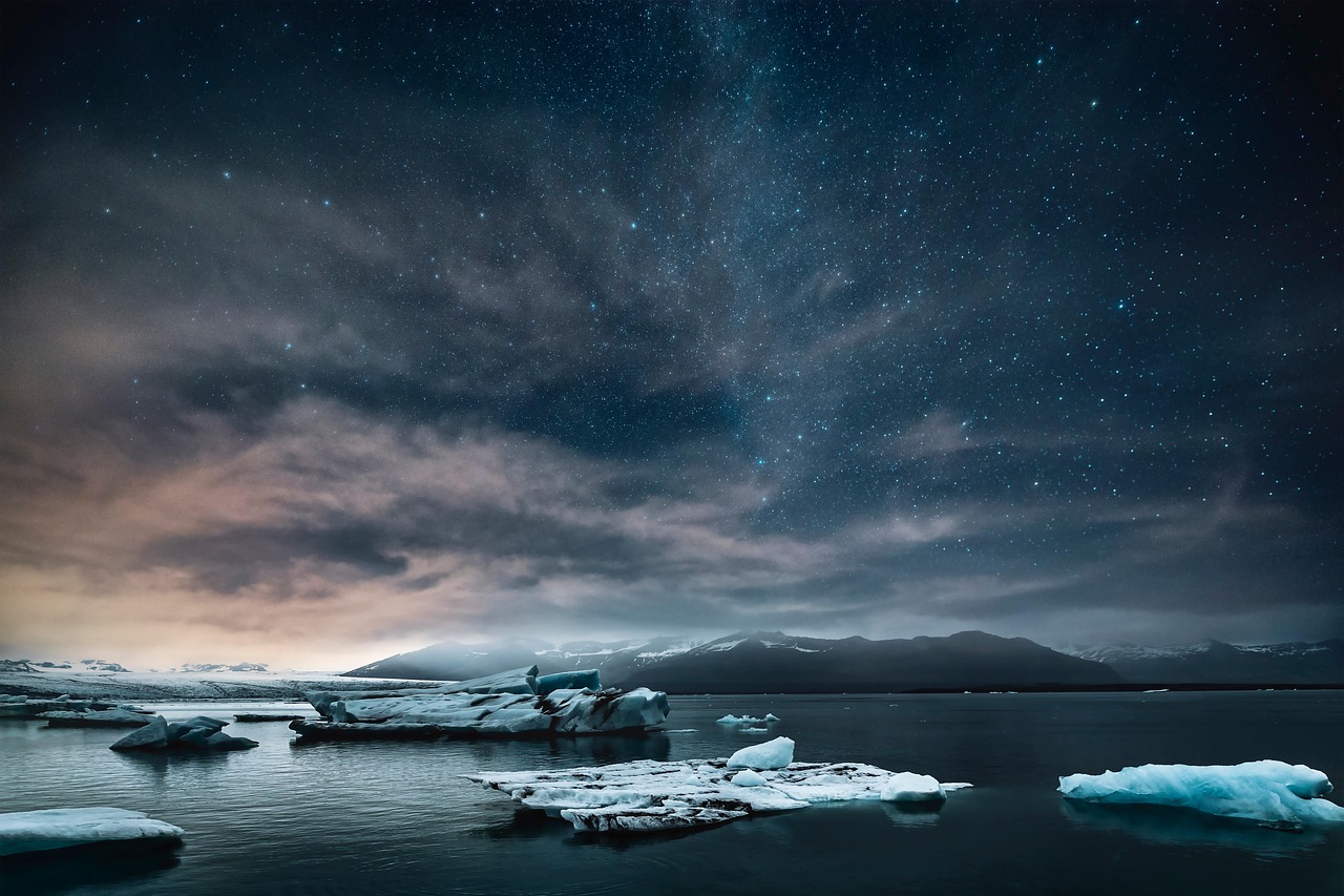découvrez la magie des aurores boréales, un phénomène naturel éblouissant qui illumine les ciels nordiques avec des couleurs spectaculaires. explorez les meilleures destinations pour admirer ce spectacle rare et vivez une expérience inoubliable au cœur de la nature.