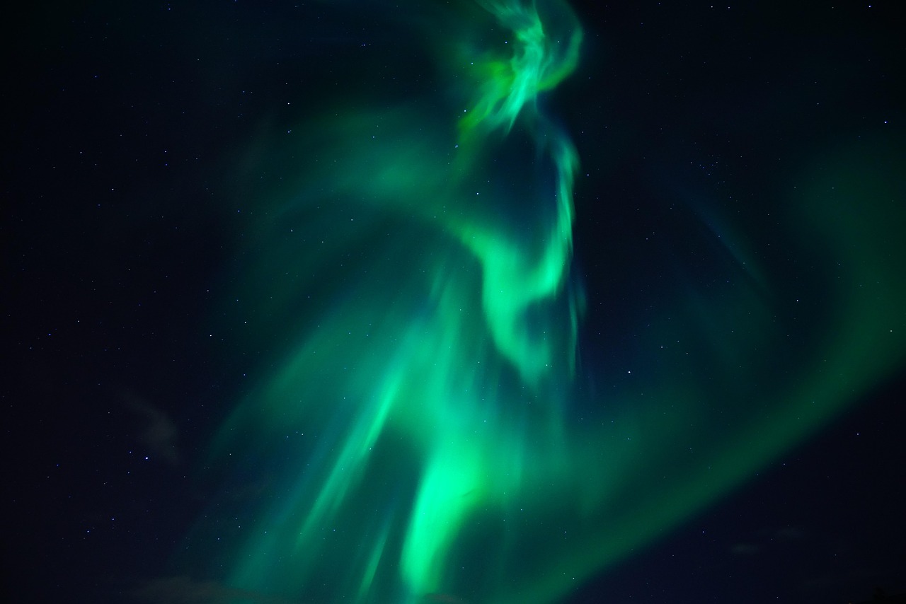 découvrez les aurores boréales, un spectacle naturel fascinant qui illumine le ciel des régions nordiques. apprenez comment observer ce phénomène magique, les meilleures destinations et les conditions idéales pour profiter de ce spectacle époustouflant.