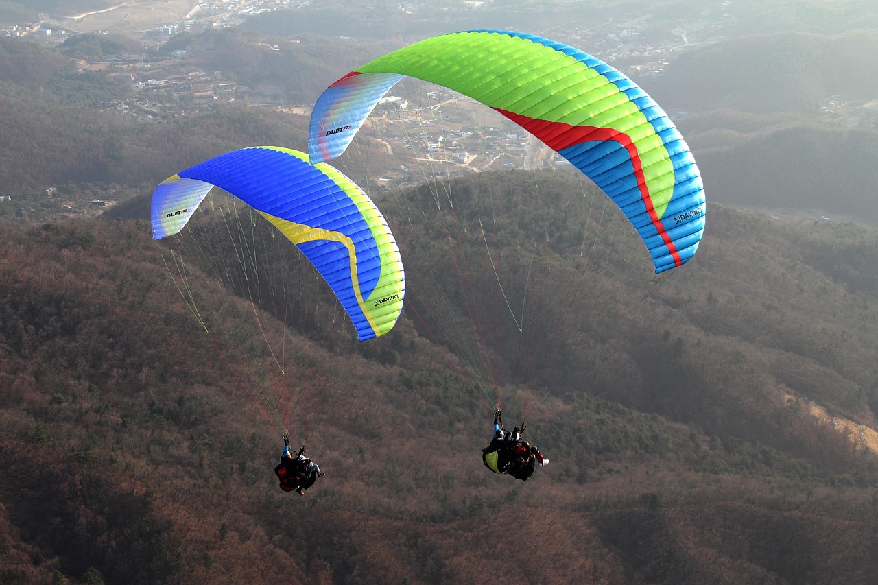 découvrez les sensations fortes du parapente ! volez au-dessus de paysages époustouflants, ressentez la liberté en planant dans les airs et vivez une expérience inoubliable. que vous soyez débutant ou expert, le parapente vous offre une aventure unique à chaque vol.