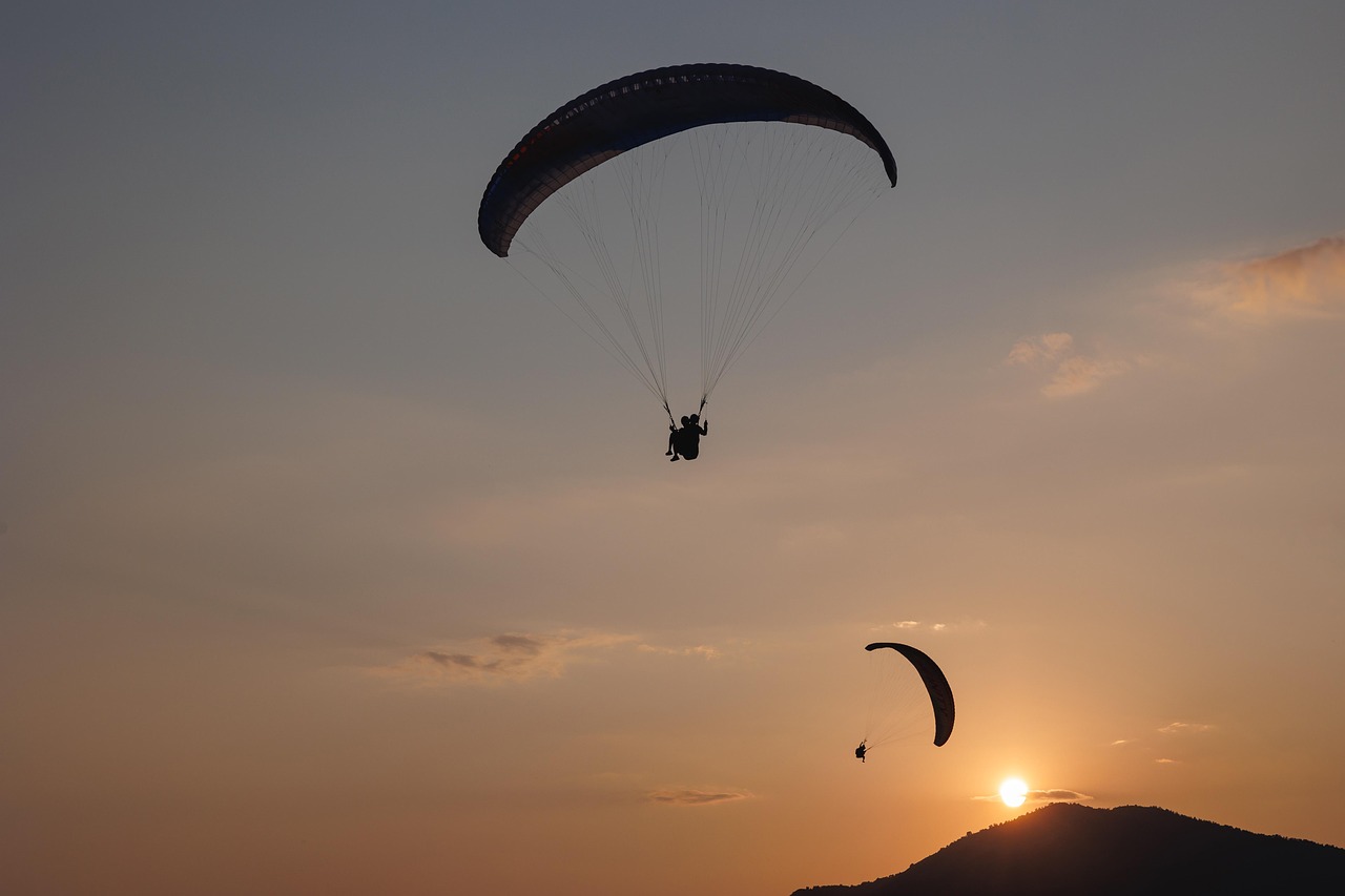 découvrez l'adrénaline et la beauté des paysages en pratiquant le parapente. volez au-dessus des montagnes et des vallées, vivez une expérience inoubliable et apprenez les techniques de vol avec des professionnels passionnés.
