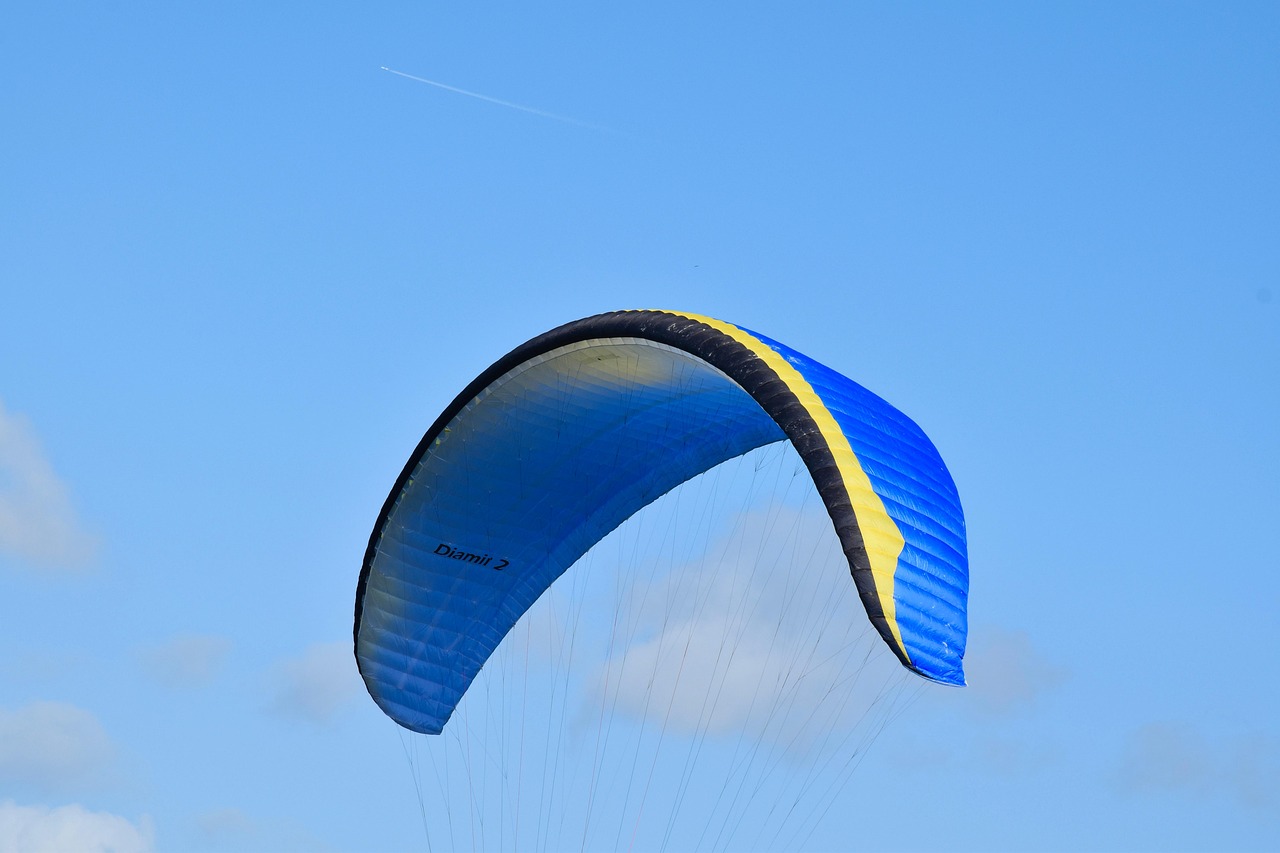 découvrez le plaisir du parapente et survolez des paysages à couper le souffle. que vous soyez débutant ou expert, vivez des sensations fortes et une aventure inoubliable. rejoignez-nous pour un vol inoubliable dans les cieux !