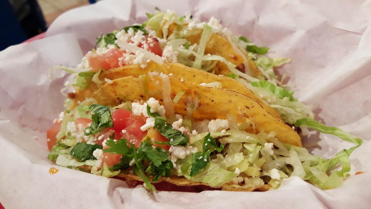 découvrez le monde savoureux des tacos, où chaque bouchée vous transporte au cœur de la cuisine mexicaine. que vous soyez amateur de viandes épicées, de légumes frais ou de sauces onctueuses, plongez dans une expérience culinaire unique qui ravira vos papilles.