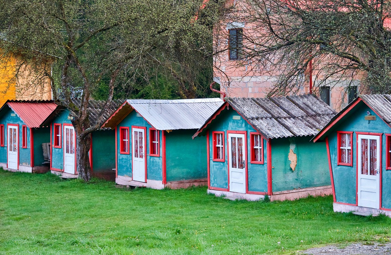 découvrez des hébergements insolites pour des séjours inoubliables : cabanes dans les arbres, yourtes, bulles transparentes et bien plus. vivez une expérience unique loin des hôtels traditionnels !